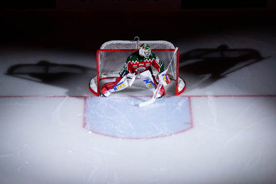 Frölundas målvakt Frederik Dichow innan ishockeymatchen i