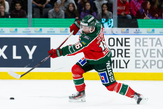 Frölundas Otto Stenberg skjuter reduceringen till 1-2