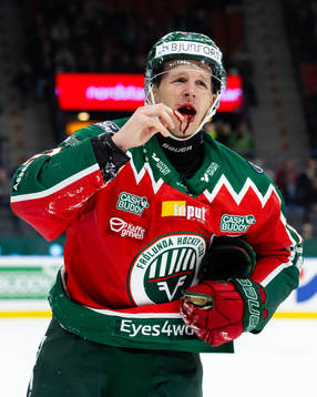 Frölundas Max Friberg lämnar blödande isen