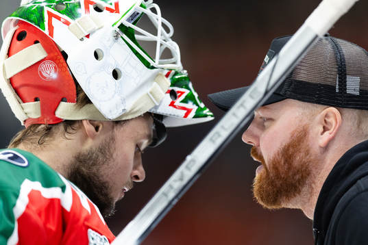 Frölundas målvakt Frederik Dichow och materialförvaltare