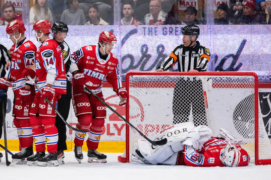 Timrås målvakt Jacob Johansson har ont