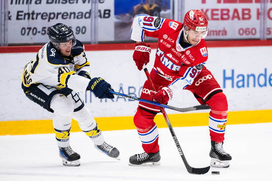 HV71s Oskar Stål-Lyrenäs och Timrås Magnus Pääjärvi