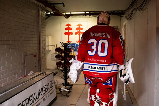 Timrås målvakt Jacob Johansson lämnar isen med skada
