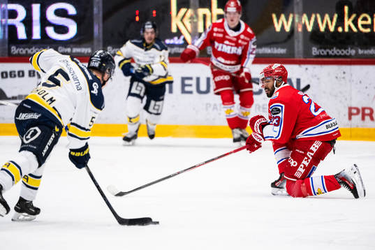 HV71s Victor Sjöholm och Timrås Jeremy Boyce-Rotevall