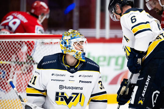 HV71s målvakt Joni Ortio pratar med Anton Strålman