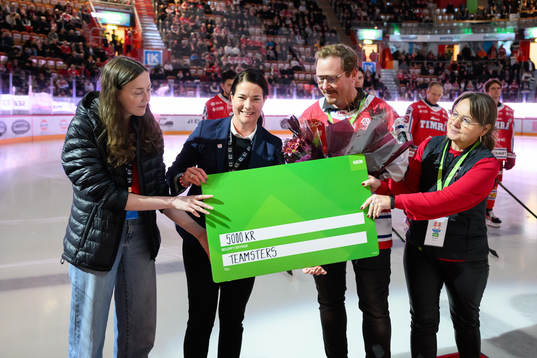 Timrås Teamster Jennie Hjort och Linda Olovsson tar med