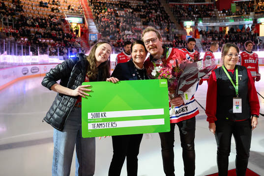Timrås Teamster Jennie Hjort och Linda Olovsson tar med