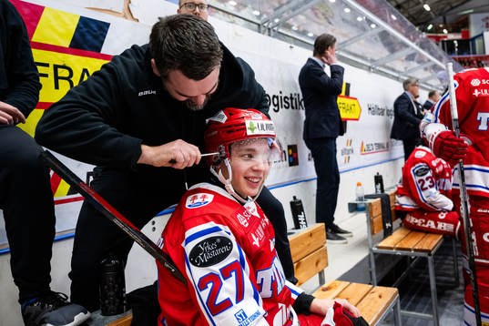 Timrås materialförvaltare John Westin hjälper Oliver