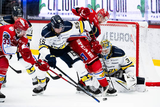 HV71s Mikael Seppälä och Timrås Panu Mieho framför