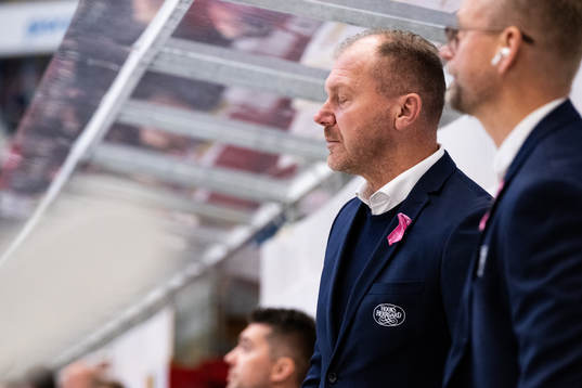 HV71s tränare Johan Lindbom deppar