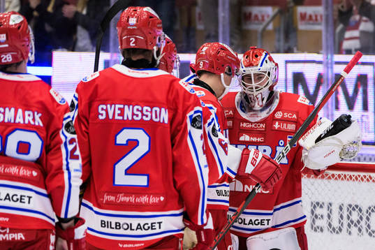 Timrås Tim Juel jublar med lagkamrater