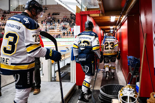 HV71 lämnar isen