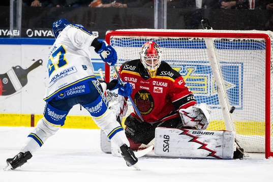 Leksands Marek Hrivik gör 1-3 bakom Luleås målvakt