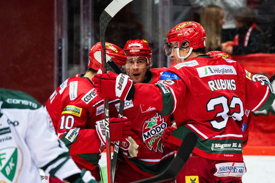 MoDos Daniel O´regan jublar med lagkamrater