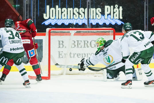 MoDos Mikkel Aagaard gör 4-3 bakom Färjestads målvakt