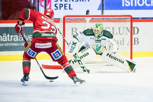 MoDos Theodor Niederbach och Färjestads målvakt Maxime