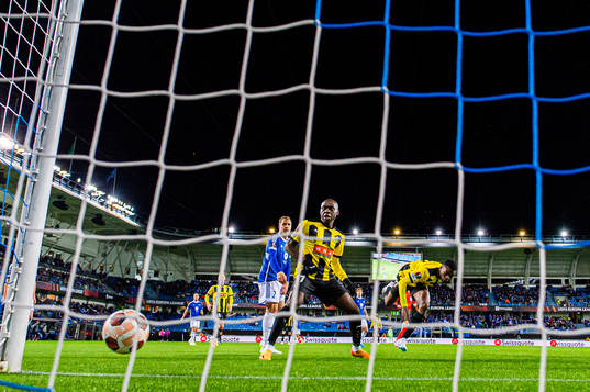 Amane Romeo of Häcken missing a chance to score