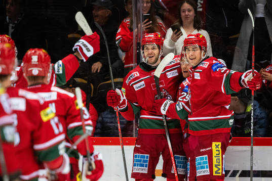 MoDos Mikkel Aagaard jublar med lagkamrater