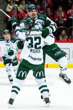 Färjestads David Tomasek jublar