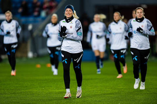 Guro Bergsvand of Norway warms up