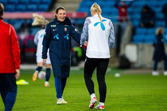 Ingvild Stensland, assistant coach of Norway, and Maria