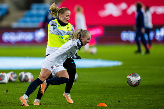 Mathilde Harviken and Thea Bjelde of Norway warms up