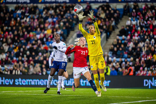 goalkeeper Constance Picaud of France