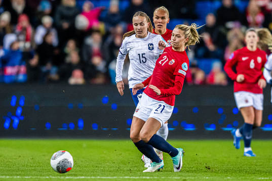 Julie Dufour of France and Mimmi Löfwenius of Norway