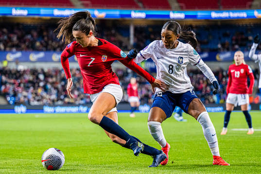 Ingrid Syrstad Engen of Norway and Grace Geyoro of France