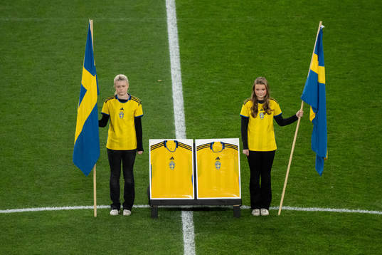 Two jerseys of Sweden to honor the victims of the terror