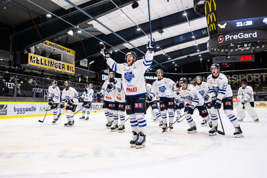 Karlskogas spelare jublar