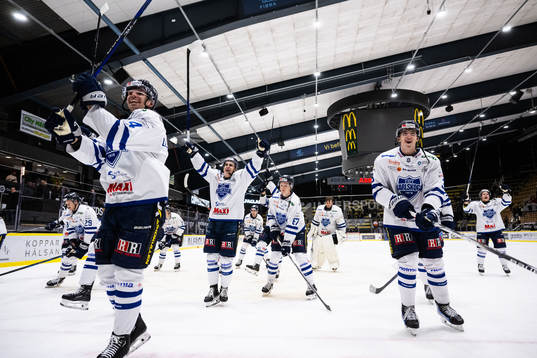Karlskogas spelare jublar