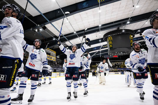 Karlskogas spelare jublar