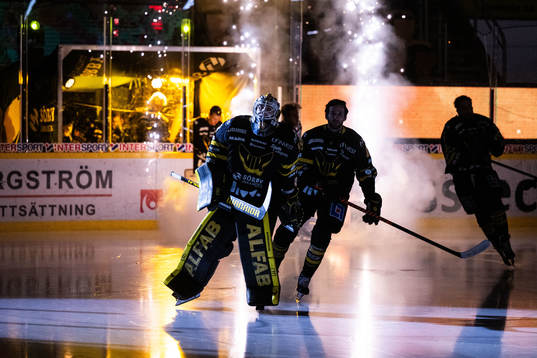 Västerås målvakt Niilo Halonen och Amil Krupic  gör