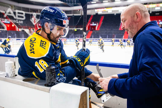 Södertäljes Linus Videll ishockeymatchen i