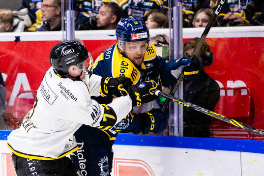 AIKs Filip Windlert tacklar Södertäljes Ludwig Blomstrand