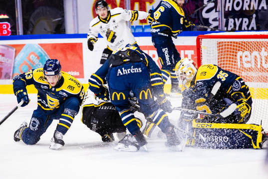 AIKs med en målchans framför Södertäljes målvakt Tomas