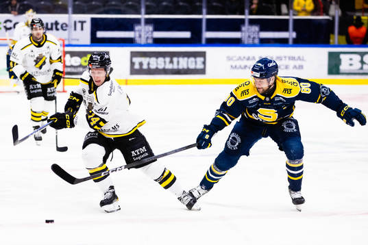 AIKs Oscar Öhman och Södertäljes Ludwig Blomstrand nder