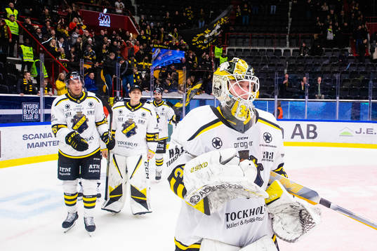 AIKs målvakt Tobias Normann jublar