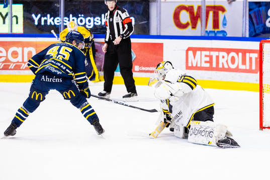AIKs målvakt Tobias Normann räddar en straff av