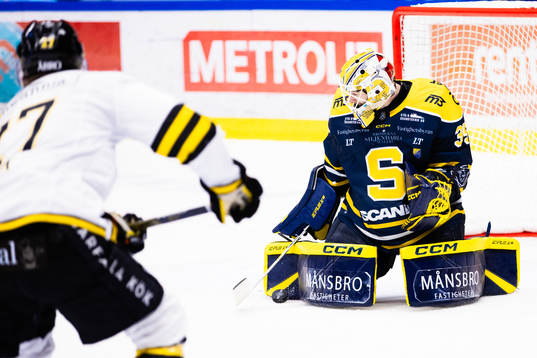 Södertäljes målvakt Tomas Sholl med en räddning