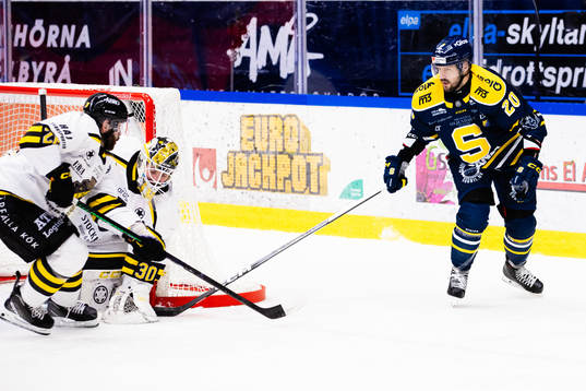 AIKs målvakt Tobias Normann och Södertäljes Marcus