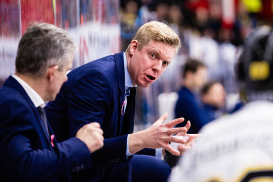 AIKs tränare Anton Blomqvist i en timeout