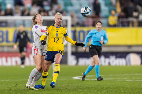 Lia Wälti of Switzerland and Caroline Seger of Sweden