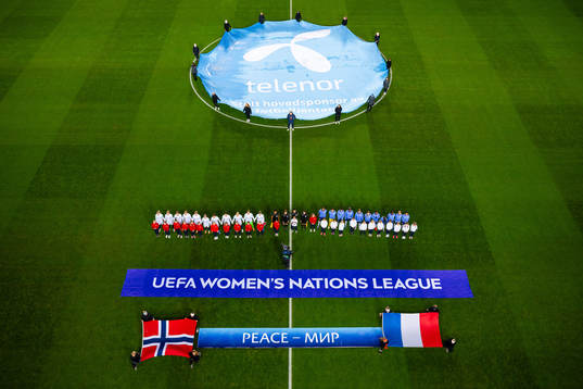 Players of Norway and France line up