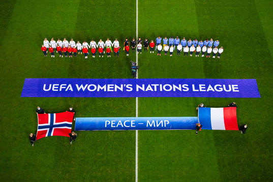 Players of Norway and France line up