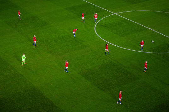 Maren Mjelde and players of Norway look dejected
