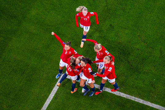 Marit Bratberg Lund of Norway celebrates with teammates