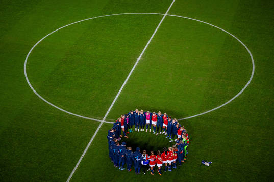 Players and staff of Norway gather in a circle