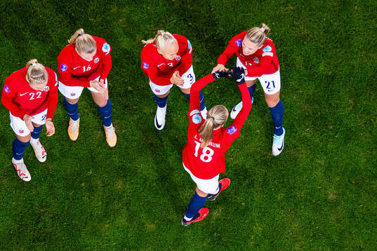 Frida Maanum, Mimmi Löfwenius and players of Norway